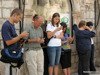 Un punto de acceso a internet gentileza de Lacoste. Todos con el ipod y el iphone a leer el correo.