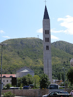 La iglesia de los Franciscanos. Un pirulo de hormigon que quiere pinchar el cielo. Parece un mensaje subliminal al lado de los pequenyos minaretes de las mezquitas de la ciudad.