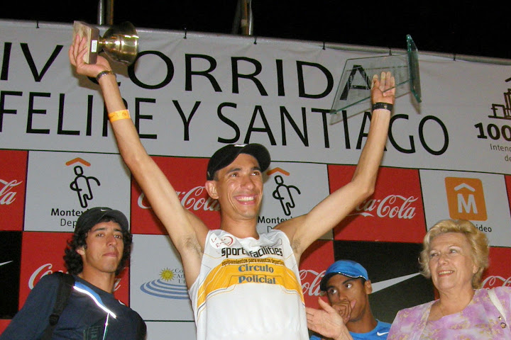 Alexander de los Santos en lo alto  del podio