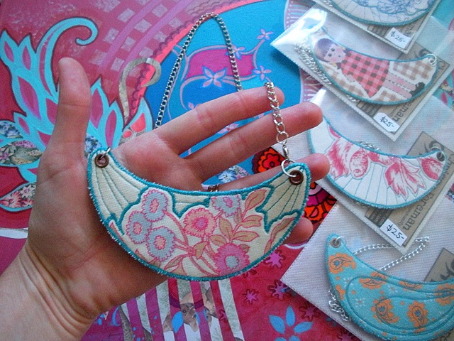 [moon necklaces_Sm[4].jpg]