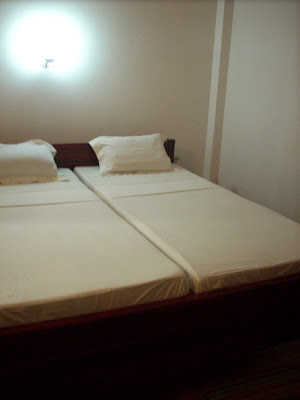 drifters hotel narigama hikkaduwa sri lanka bedroom room beds