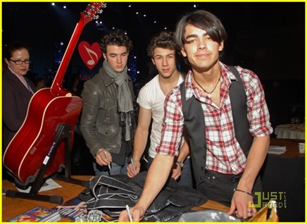 jonas-brothers-grammy-signing-05