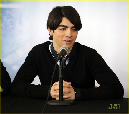 [jonas-brothers-palisades-mall-nyack-11[7].jpg]