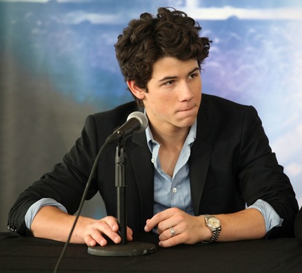[jonas-brothers-palisades-mall-nyack-26[8].jpg]