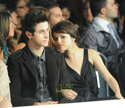 selena-gomez-david-henrie-pr-show-01