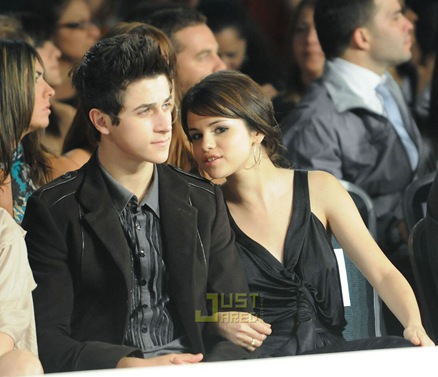 [selena-gomez-david-henrie-pr-show-01[5].jpg]
