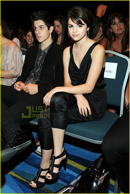 [selena-gomez-david-henrie-pr-show-11[4].jpg]