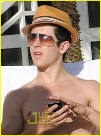 david-henrie-selena-gomez-sunbathing-06