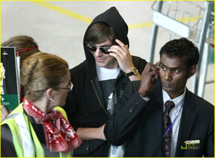zac-efron-roissy-airport-00