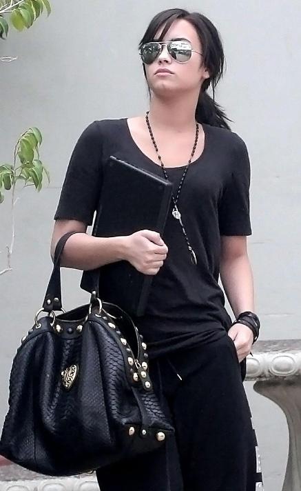 [demi-lovato-sweatpants (9)[5].jpg]