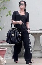 demi-lovato-sweatpants%20%282%29