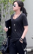 demi-lovato-sweatpants%20%285%29