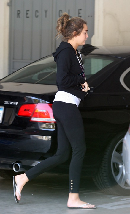 [miley-cyrus-419-1[4].jpg]