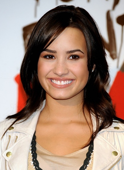 demi-lovato-spanish-smooch-02