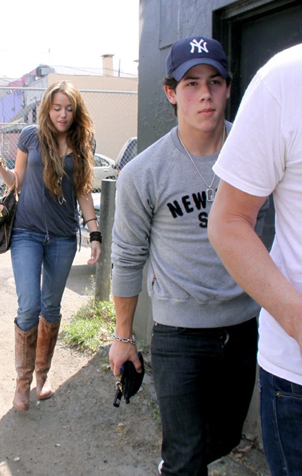 [miley-cyrus-jonas-4119-17[4].jpg]
