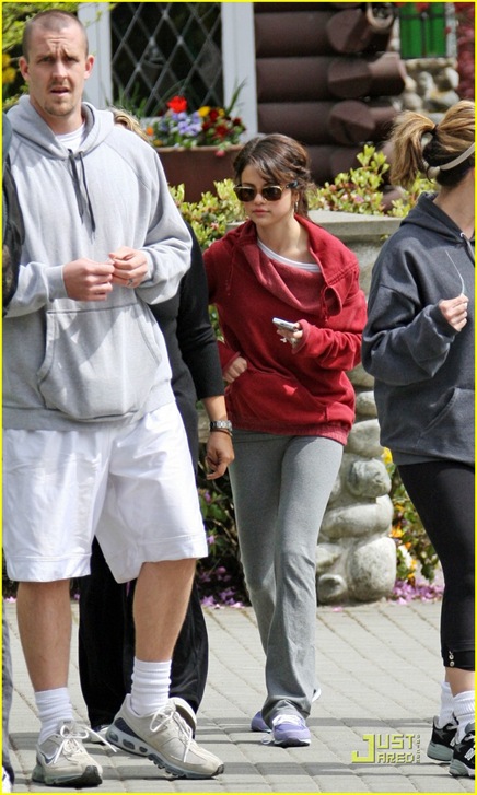 selena-gomez-capilano-cute-09