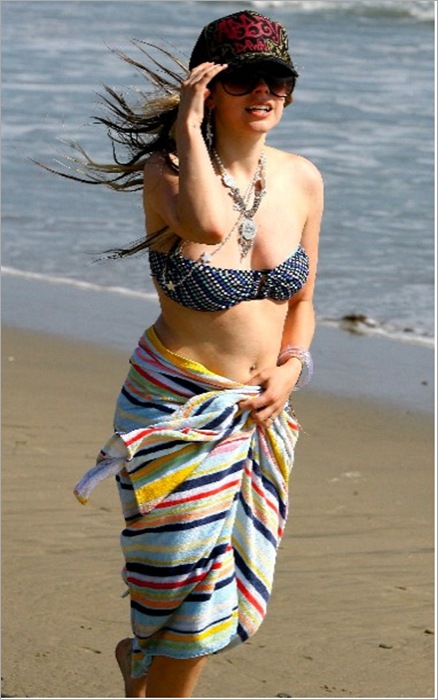 avril-bikini-1