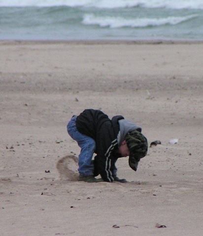 [digging in the sand[4].jpg]