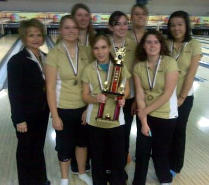 [Benjamin Logan girls bowling team celebrates winning the Southwest Shootout from 1-2-10[5].jpg]