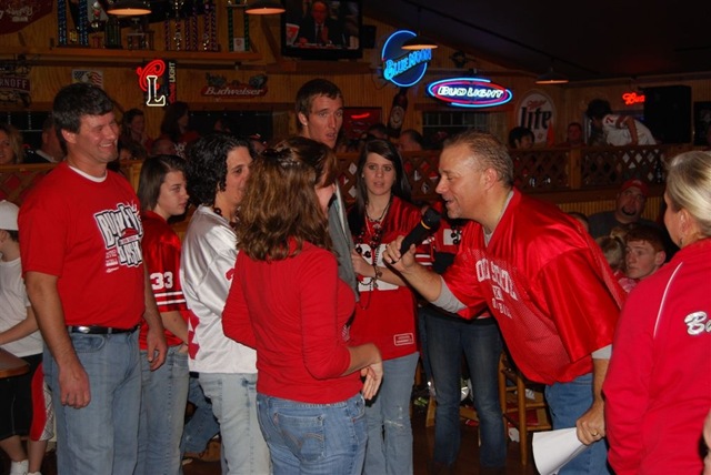 [Buckeye Bash fans enjoy a prize 11-20-09[4].jpg]