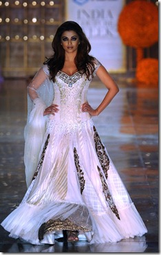 Manish Malhotras collection at HDIL2010