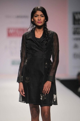 [WIFW SS2010 collection by Rahul Mishra's Show5[4].jpg]