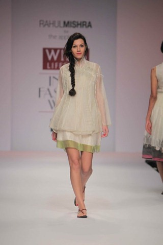 [WIFW SS2010 collection by Rahul Mishra's Show11[4].jpg]