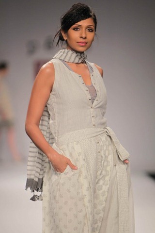 [WIFW SS 2011Péro Collection by Aneeth Arora13[6].jpg]