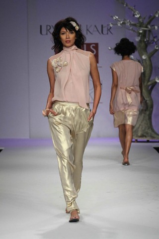 [WIFW SS 2011collection by Urvashi Kaur (5)[4].jpg]