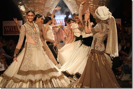 WIFW SS 2011collection by Tarun Tahiliani   (15)