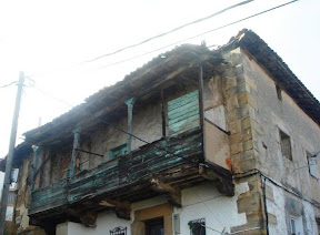 barrio de el piqueru en lastres