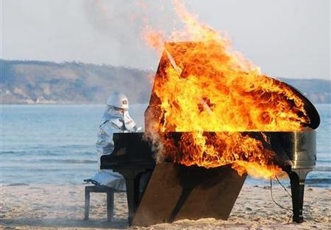[burning_piano[5].jpg]