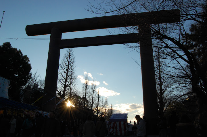 夕阳掩映之下的靖国神社入口