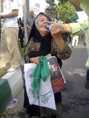 Old lady supporting Mousavi