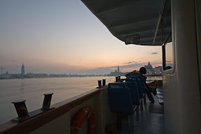 Venedig vor Sonnenaufgang aus dem Vaporetto