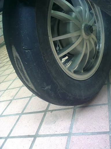 沒爆胎還真幸運!!