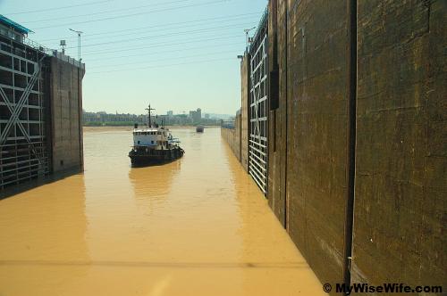 At stern - The last vessel is coming into chamber