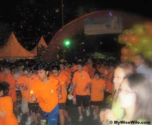 Confetti to mark the start for Fun Run Category at Pulau Jerejak Jetty Confetti to mark the start for Fun Run Category at Pulau Jerejak Jetty