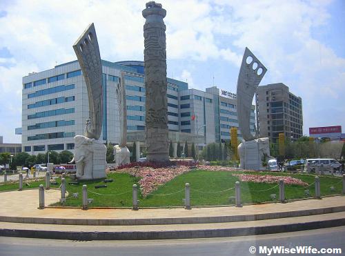The roundabout near Kunming Wijiaba International Airport The roundabout near Kunming Wijiaba International Airport