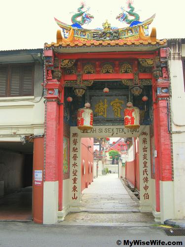 A tiny entrance leading into Cheah Kongsi vicinity A tiny entrance leading into Cheah Kongsi vicinity