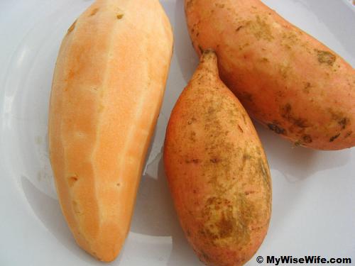 Peeled and unpeeled sweet potatos Peeled and unpeeled sweet potatos