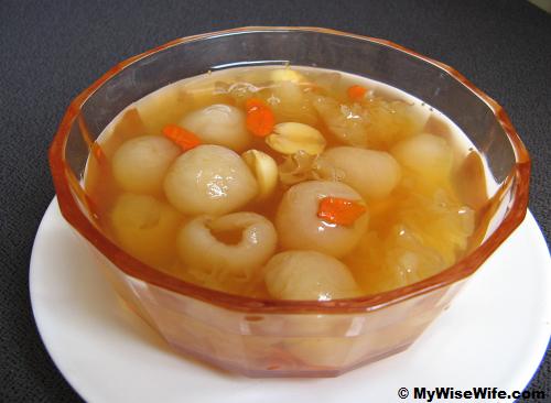 Tong Sui or Sweet dessert of wolf berry, longan, white fungus and lotus seed Tong Sui or Sweet dessert of wolf berry, longan, white fungus and lotus seed