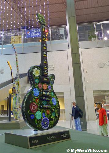 Mock guitars in giant size Mock guitars in giant size