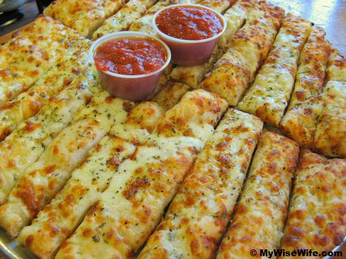 A pan of garlic bread