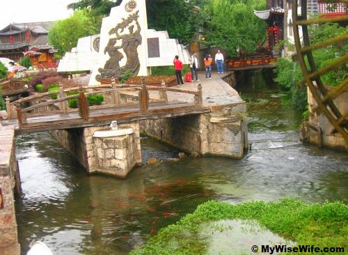 Streams with clear water & plenty of bridges - these are the essence of Lijiang Old Town