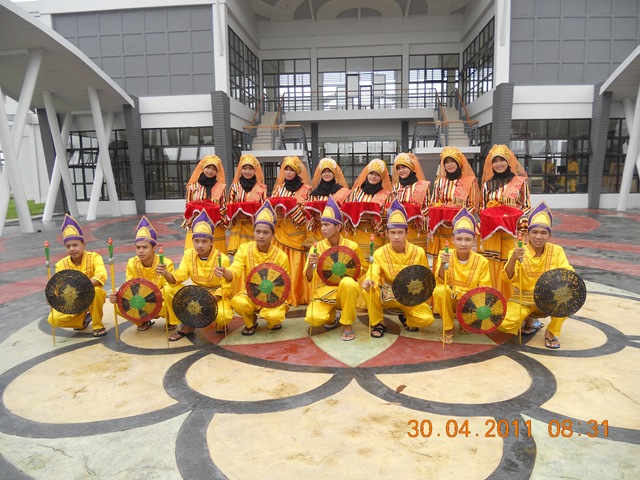 [Penari Tari Somba Cerano di SMAN Pintar[3].jpg]