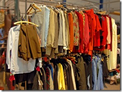 16 volle rekken met dure kleren aan met een geschatte waarde van circa anderhalve ton.