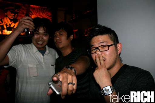 no glen...  you need to separate your finger for the peace sign