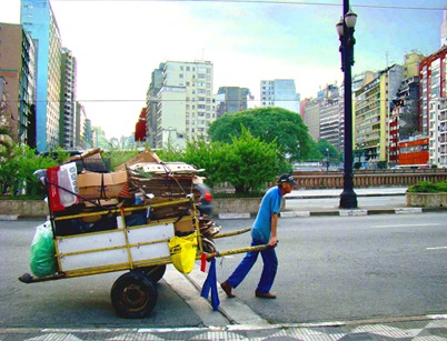 Catador sobre o Viaduto 9 de Julho. Foto: Gladstone Barreto. Clique para ampliar