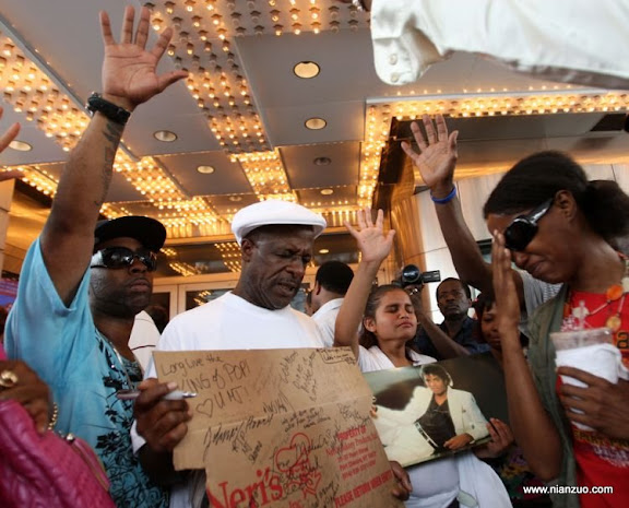 关于杰克逊 NEW YORK - JUNE 26:&nbsp;&nbsp;People gather to remember Michael Jackson at the Apollo Theater on June 26, 2009 in New York City.&nbsp;&nbsp;(Photo by Bryan Bedder/ Getty Images),Human Interest,Music,SacGettyPhoto